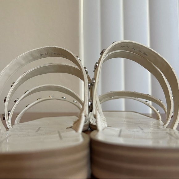 Dolce Vita Ibbie Ivory Studded Flat Sandals Size 7.5 - Picture 9 of 13
